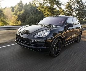 Četru luksusa SUV salīdzinājums: vai Porsche Cayenne ir sportiskākais?