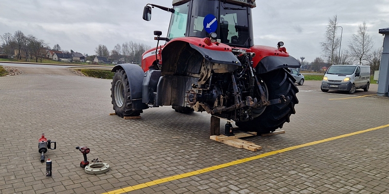 Agricultural and industrial machinery tire assembly