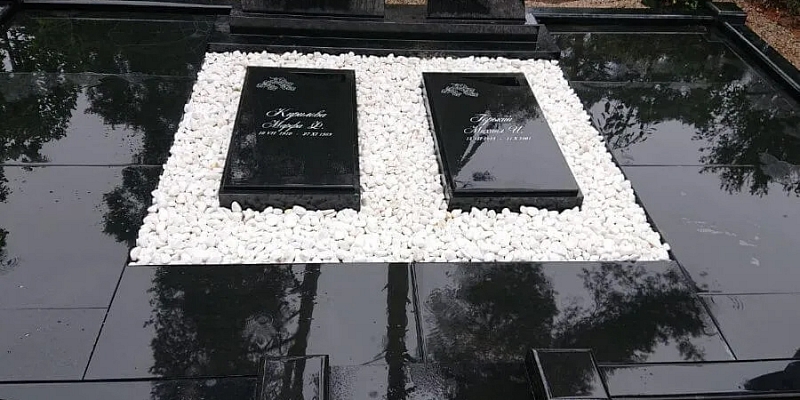 Memorials and tombstones
