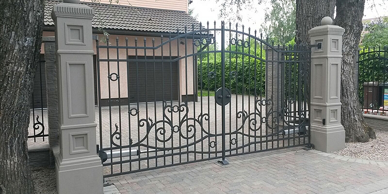 We make various types of forged metal fences, gate, production of railings