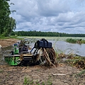 Dīķa attīrīšana no niedrēm un augu apauguma ar specializētu tehniku