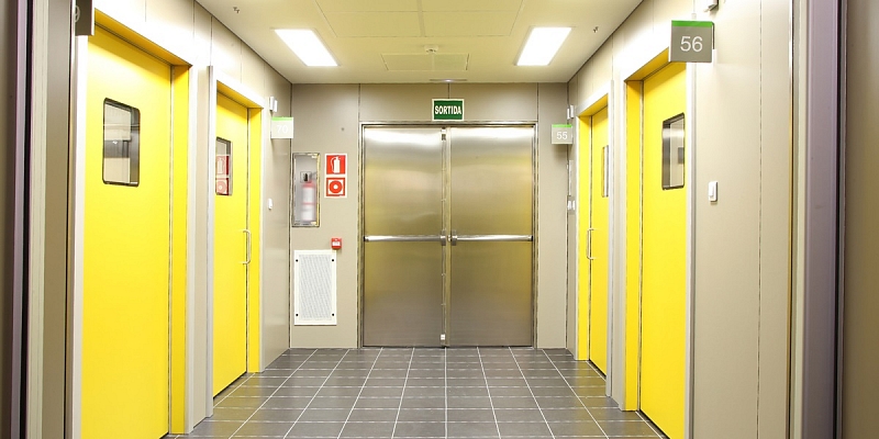 Automatic hinged doors