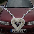 Букеты цветов в форме сердца для украшения автомобиля