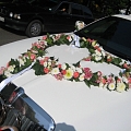 Kāzu auto dekorēšana ar ziediem