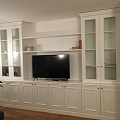 Мебель для гостиной выкрашена в белый цвет