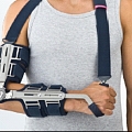 Elbow orthosis with hinges