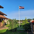 Латвийский флаг во дворе частного дома
