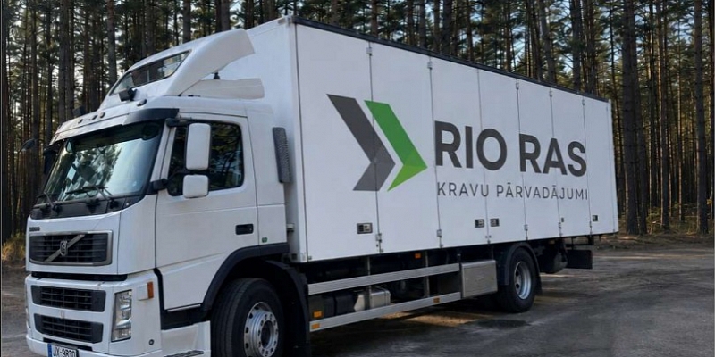 Transportation of conventional and combined cargo