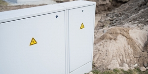 Assembly of distribution cabinets and connection of electrical equipment